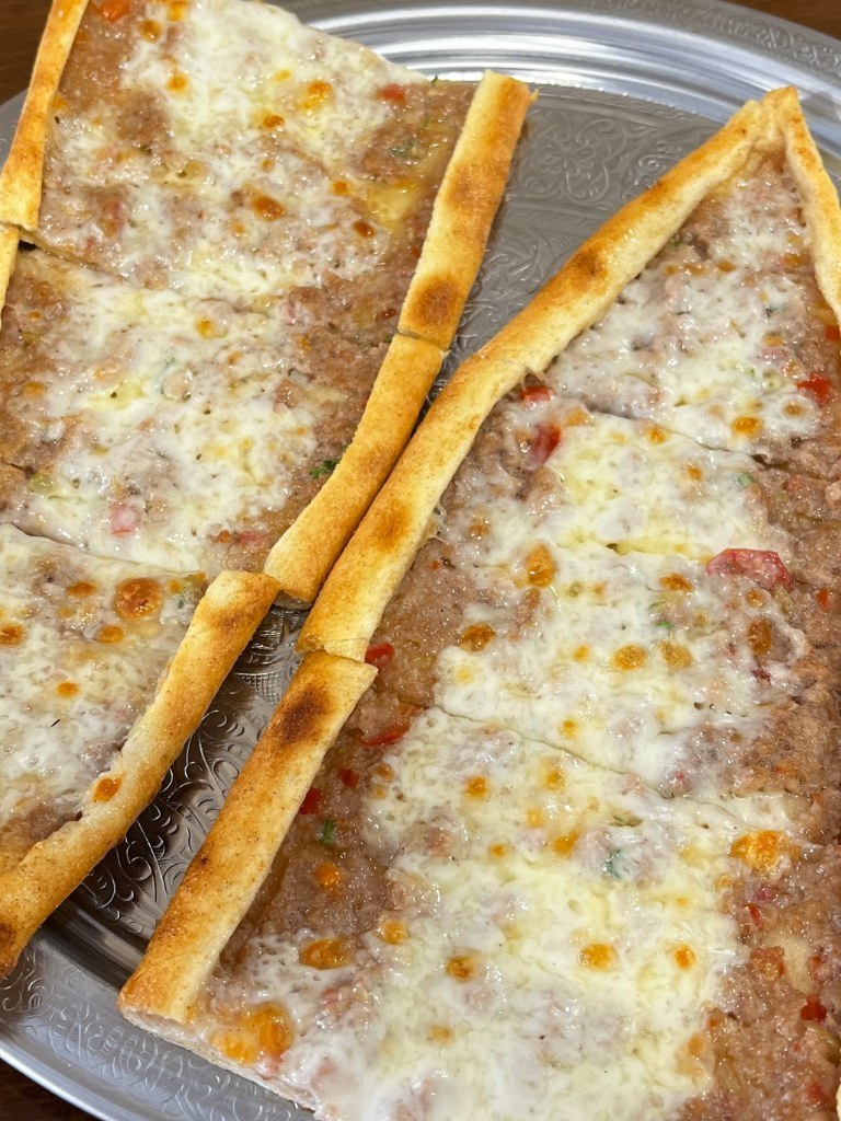Kıymalı Kaşarlı Pide