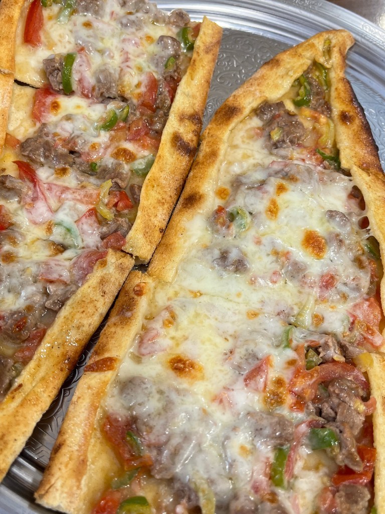 Kuşbaşılı Kaşarlı Pide